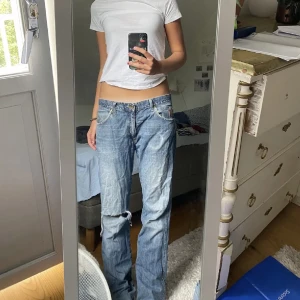 Lågmidjade jeans💙 - Snygga lågmidjade jeans som har används en del. Köpta här på Plick men säljer vidare då de är för stora! (Inte mina bilder). 87 i midjemått men hänger på midjan så passar någon som vanligtvis har M eller L