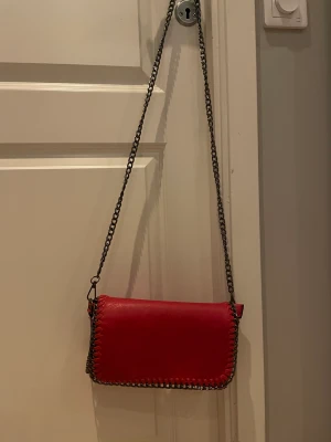 Tiamo lik väska  - Fin tioamo stils väska med svart kedja och avtag bar kedja vi god skick nästa aldrig använd 