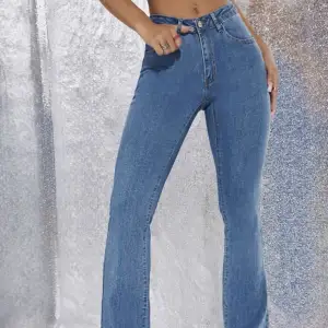 Säljer dessa mörkblå jeans. Helt nya, aldrig använt. Sitter jättebra, ger dig en fin figur. Dom perfekta jeansen för hösten!