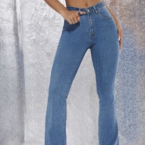 Mörkblå jeans  - Säljer dessa mörkblå jeans. Helt nya, aldrig använt. Sitter jättebra, ger dig en fin figur. Dom perfekta jeansen för hösten!