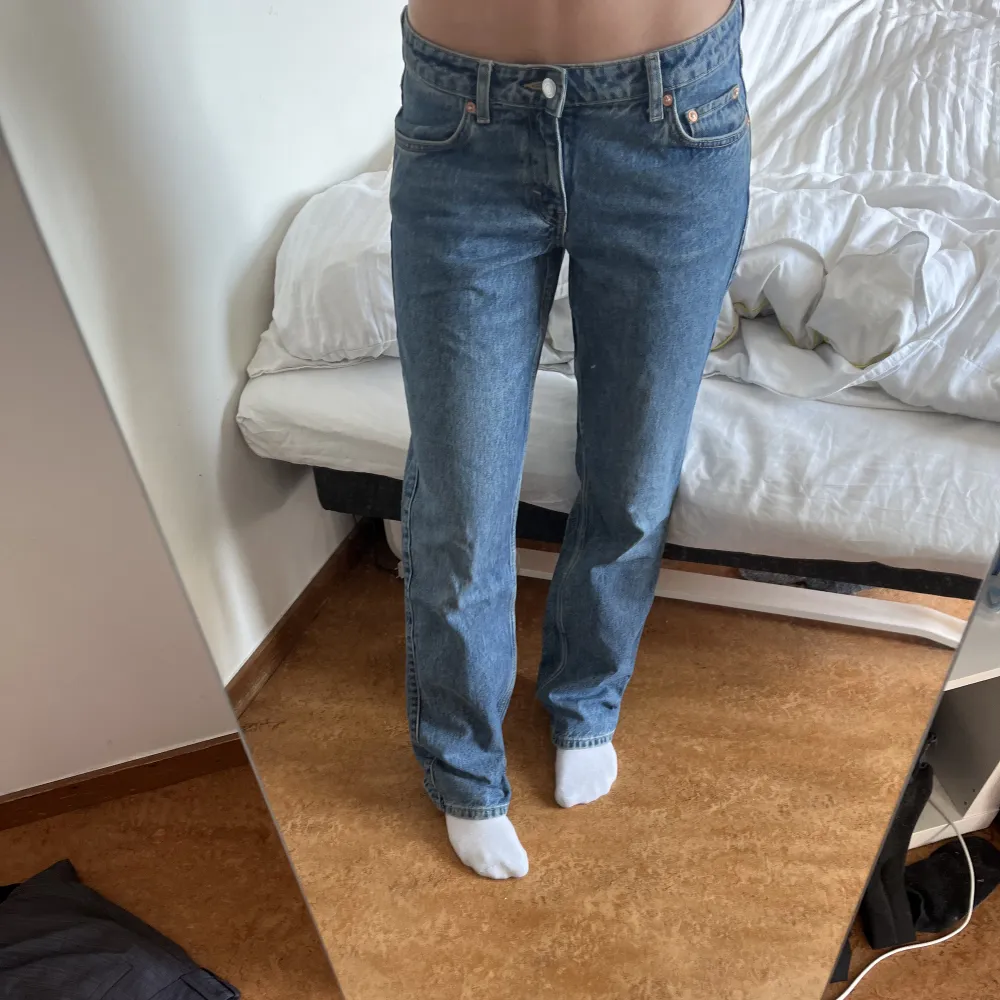 Midjemått ca 81cm och innerbenslängd 82,5. Jag är 175!. Jeans & Byxor.