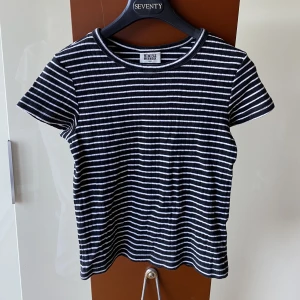 Weekday tshirt  - Randig t-shirt från weekday i st S!  Lite tjockare material