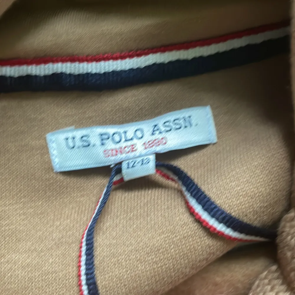 En polo tröja säljer pågrund av att de aldrig kommer till användning har aldrig använt och nästan helt ny 12-13 år men är som s,m ❤️kan diskuteras priser . Hoodies.