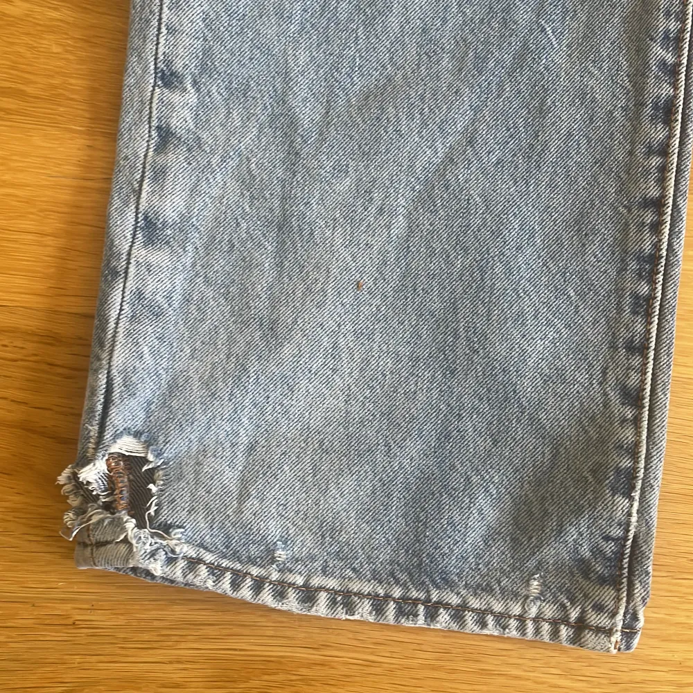 Ljusblå 501or från Levis, knappt använda men har ett litet hål på högerben.. Jeans & Byxor.