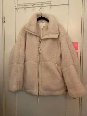 Teddyjacka  - Supersnygg teddyjacka nu till hösten och vintern🫶 Säljer den då den tyvärr är för stor på mig (stor i storleken). Jackan är i toppen skick! 