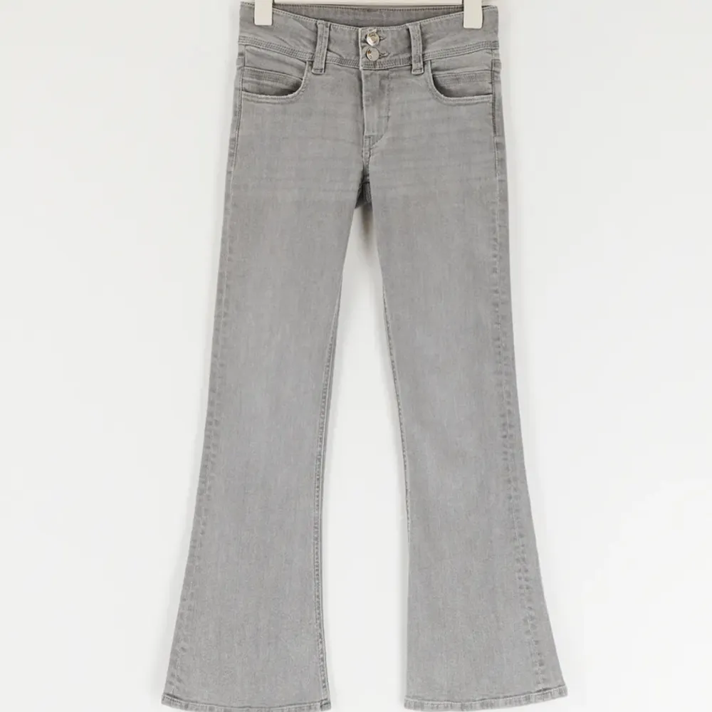 Lågmidjade jeans från Gina Young, helt slutsålda🥰🥰aldrig använda , skulle säga stor i storleken , direkt pris 400kr . Jeans & Byxor.