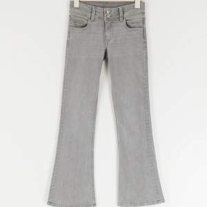 Lågmidjade jeans från Gina Young, helt slutsålda🥰🥰aldrig använda , skulle säga stor i storleken , direkt pris 400kr 