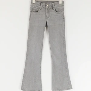 Lågmidjade gråa Gina jeans - Lågmidjade jeans från Gina Young, helt slutsålda🥰🥰aldrig använda , skulle säga stor i storleken , direkt pris 400kr 