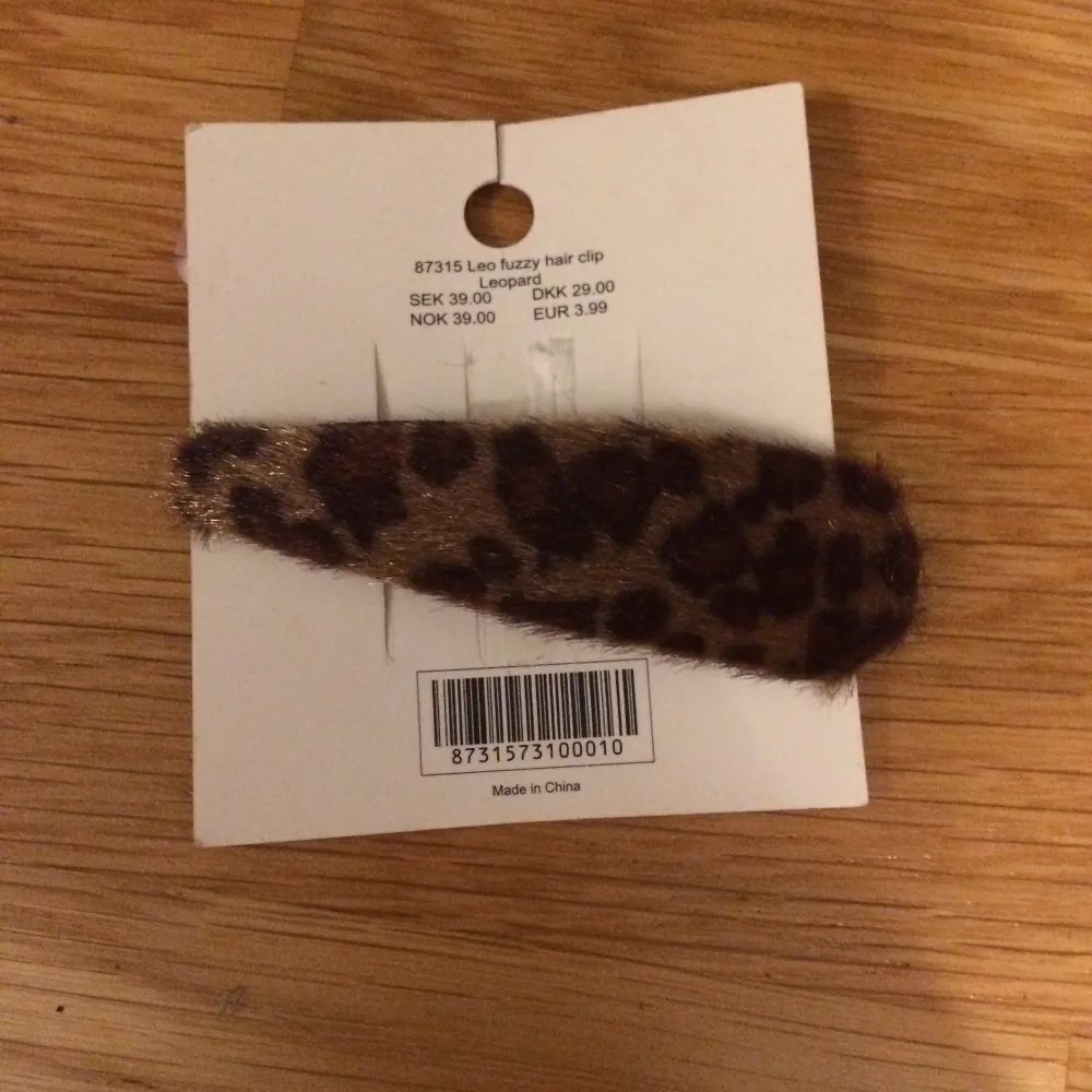 jätte söt fuzzy leopard hårspänne som inte kommer till använding. har bara använt en gång. . Accessoarer.