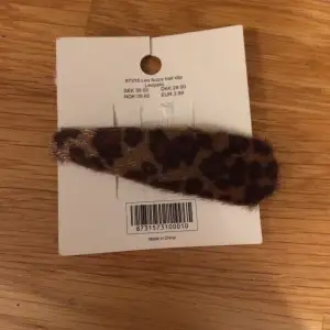 jätte söt fuzzy leopard hårspänne som inte kommer till använding. har bara använt en gång. 