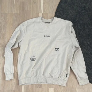 Tjocktröja  - Beige tjocktröja med tryck Köpt från ZIGN Asos  Jättebra skick knappt använd 