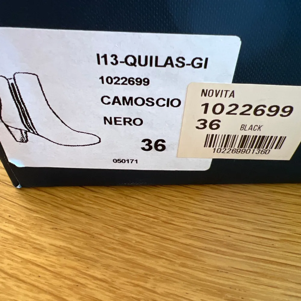 Boots från Novita, modell CAMOSCIO NERO. Använd, men utan anmärkning. Använda 1 gång  Storlek: 36 Material: Leather Nypris: 1500 SEK. Skor.
