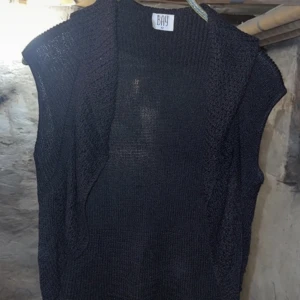 Bolero - Svart bolero  Storlek 12/40/L passar även 10/38/M. Några funderingar/frågor fråga på. 