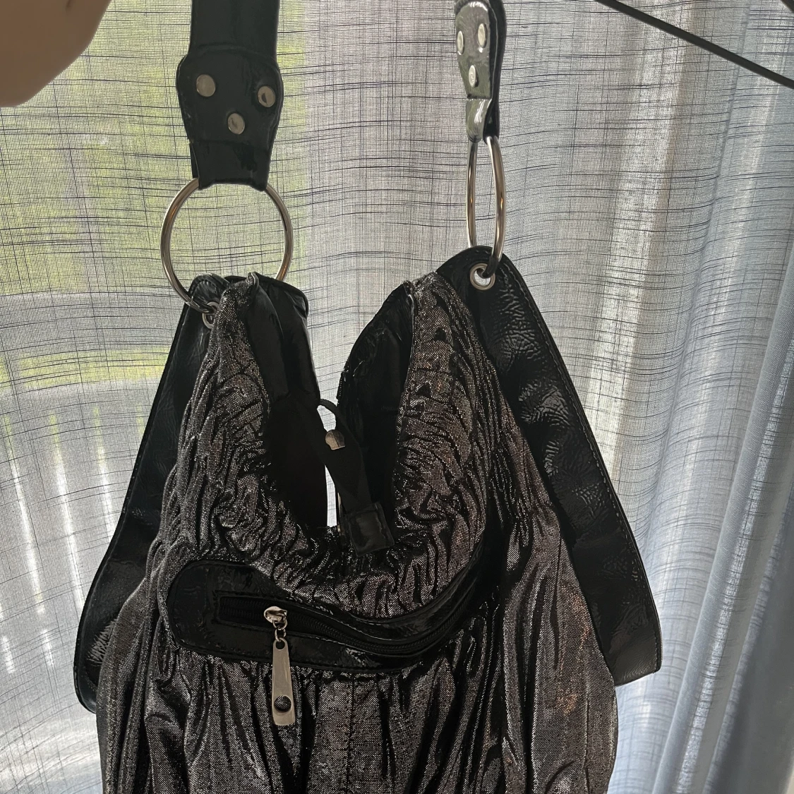 Rymlig väska svart/silvrig - 90