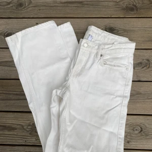 Vita lågmidjade jeans  - Jättefina från weekday i modellen Arrow som inte säljs längre 💗