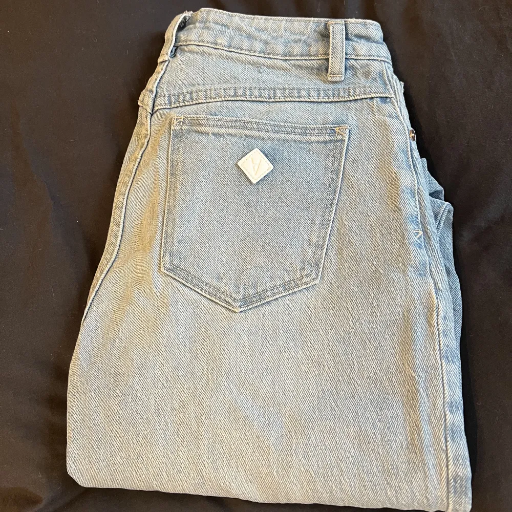 Abrand Jeans ”A ’94 High Straight” storlek 25. Använda en gång, säljer på grund av att jag har ett par likadana.  Originalpris: 999:-. Jeans & Byxor.