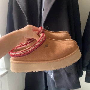 UGG TAZZ - Säljer dessa populära uggsen i perfekt skick! Endast använda några enstaka gånger🤍