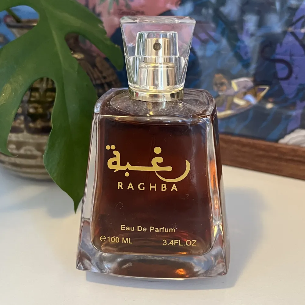Arabisk parfym, Raghba från Lattafa, känd från TikTok. Otrolig varm, söt och rökelse parfym som varar i dagar 😍Passar både män och kvinnor och framför allt under kalla vinterhalvåret. Kommer ej till användning. Nypris ca 250 kr. . Övrigt.
