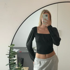 Långärmad topp - Söt med lite ballongärmar, fyrkantig neck och pösigare över bysten. Passar även S. Gröna byxorna på sista bilden finns mer info om i en annan annons