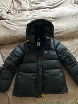 Fjällräven jacka  - Säljer min fjällräven jacka i storlek m säljer pga kommer inte till användning. Pris kan diskuteras🤍🤍