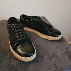 Lanvin skor - Ett par riktigt feta svarta lanvin skor! Cond 7/10 då sulan är lite missfärgard. Enbart skorna! Hör av dig om du har minsta lilla fråga🙂