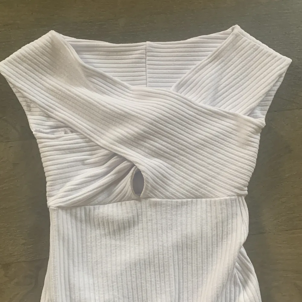 Såååå fin klänning vit passar xs-m då den är jätteeee stretchig formar kroppen så fint.❤️. Klänningar.