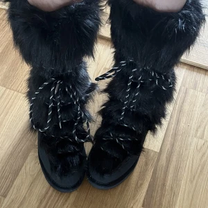 Snowboots med fuskpäls - Snowboots med fuskpäls från NA-KD i storlek 36. Helt oanvända. 
