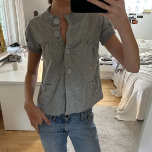 Söt grå topp med knappar - Superfin grå topp med knäppning!💗