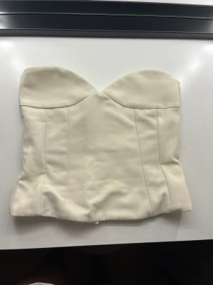 Korsett - Supersnygg beige korsettopp från Zara i toppenskick! Storlek XS, men funkar även för S om man har mindre byst! ❣️Nypris 400kr