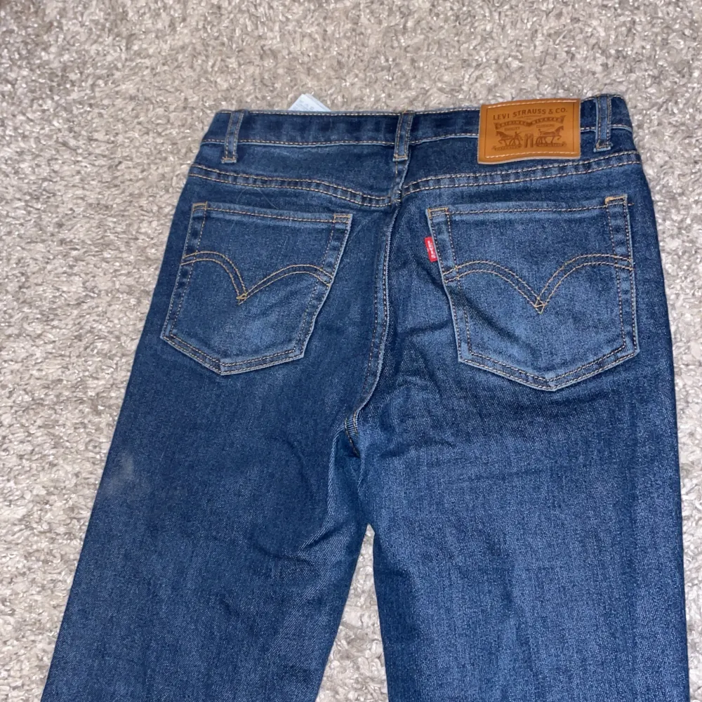 Dina jeans från levis har dock stretit upp dom där nere men annars bra skick tycker jag☺️. Jeans & Byxor.