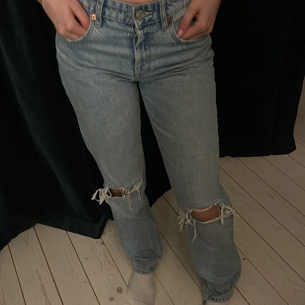 Ett par ljusblåa lågmidjade jeans från Zara, storlek 36. Straight jeans, säljer pga att jag har växt ut dom. De passar dock forfarande i längden då jag är 165cm. Bra skick, använda 8-10 gånger. Ny pris 500kr, inga defekter. 230kr men pris kan diskuteras ❤️. Jeans & Byxor.