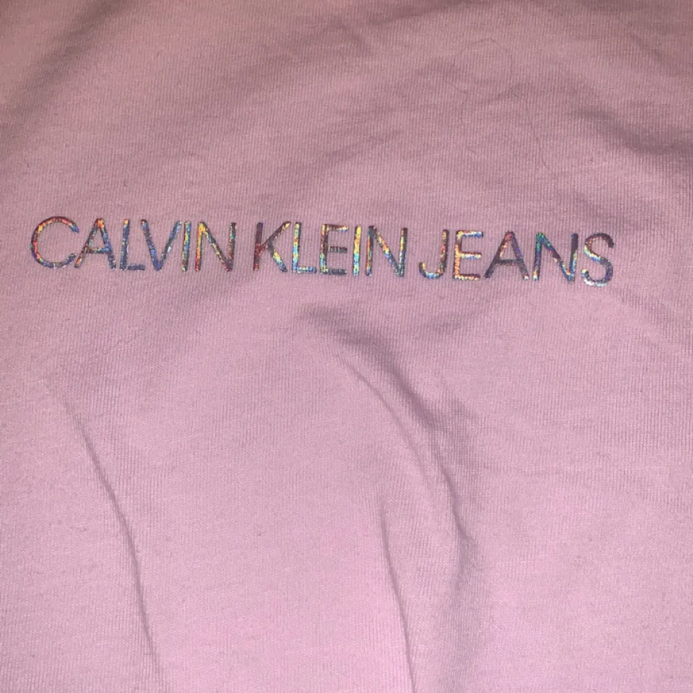 En helt ny Calvin Klein tröja . T-shirts.
