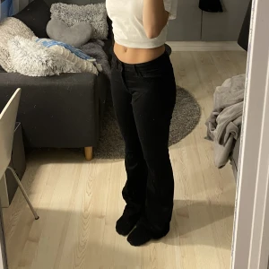 Svarta jeans - Helt nya jeans, använda en gång. Passar perfekt för mig som är 162 cm. Ingen gratis frakt 🥰