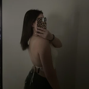 Jättesöt topp från hm - Säljer tröjan för jag börjar växa ur den, älskar den dock! Jättefin och skön❤️