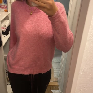 Stickad tröja - säljer denna mysiga stickade tröjan från zara, som jag köpt 2021, men tyvärr inte kommit till användning. bra skick, inga defekter 💕