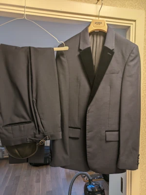 Kostym för fest - Mörkblå kostym med slag och revärer i sammet. Slim Fit. Som ny och kemtvättas.