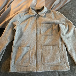 Overshirt - Stilren skön overshirt i grå färg. Snygg att ha över en hoodie nu till hösten.