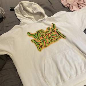 Vit billie eilish hoodie med tryck Har en fläck på baksidan, men den kanske går bort i tvätten. Kostade 550, säljer för 300. Äkta billie eilish merch.