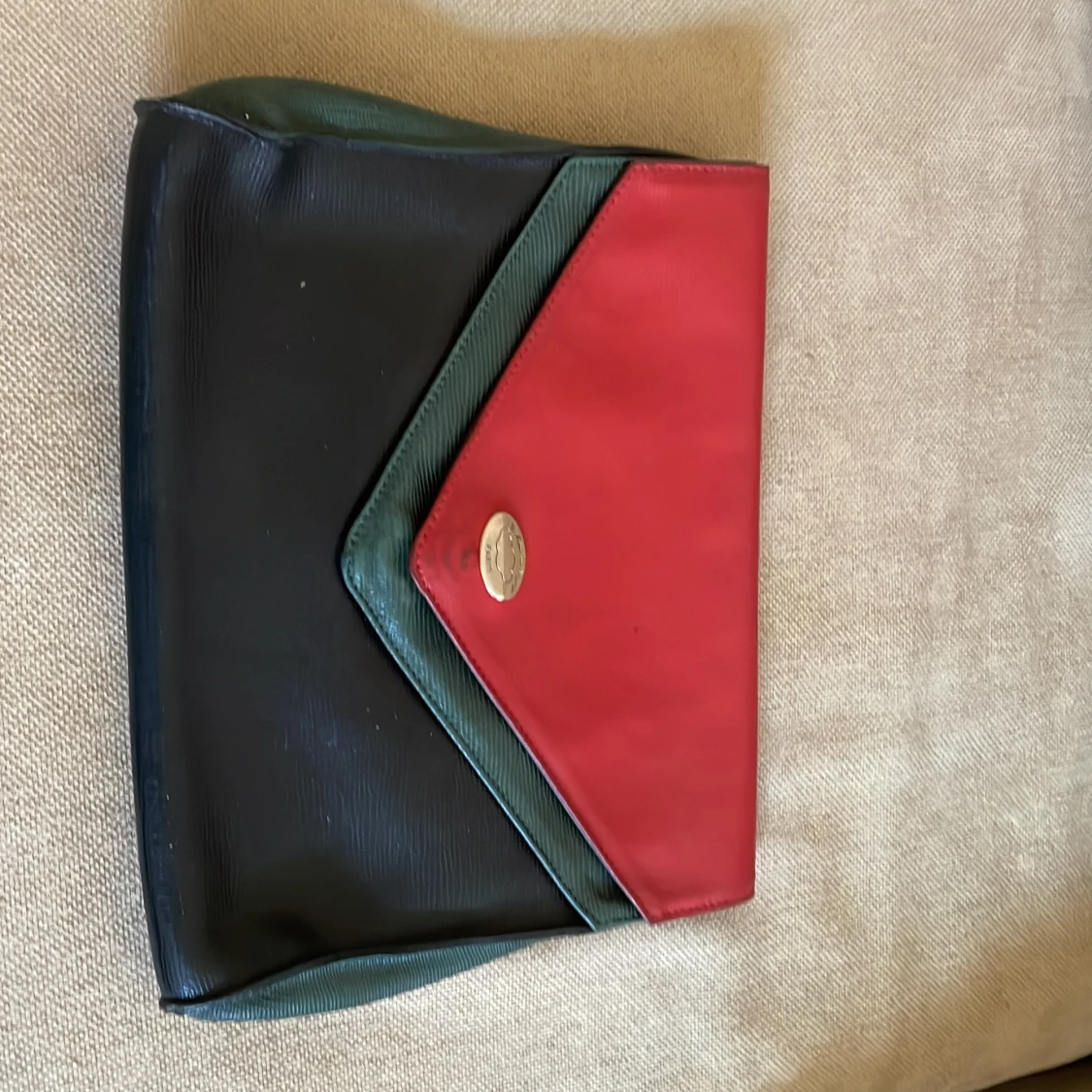 Kuvertväska i älta skinn.