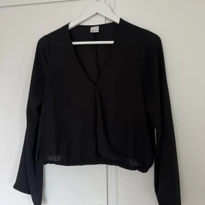 Blus - Fin blus med utsvängda ärmar, gott skick!