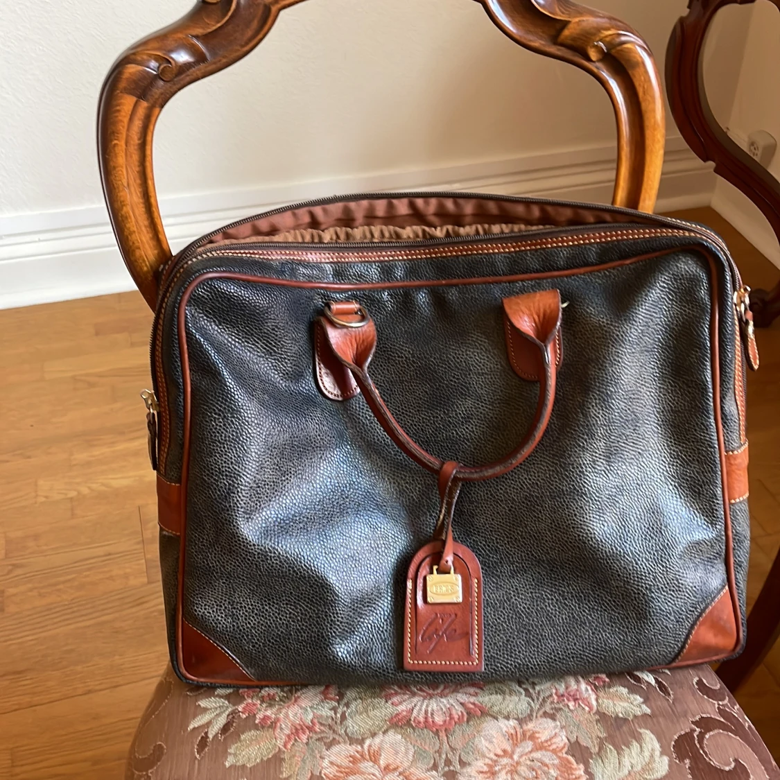 Väska i äkta läder. Endast avhämtning. Jag flyttar utomlands, så det är lite bråttom.