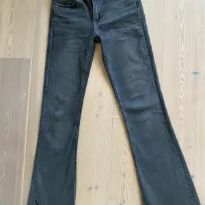 Ett par lågmidjade/midraise bootcut jeans i färgen grå från Gina Young i ett bra begagnat skick! Köparen står för frakten! Hör av er om ni har några frågor :)