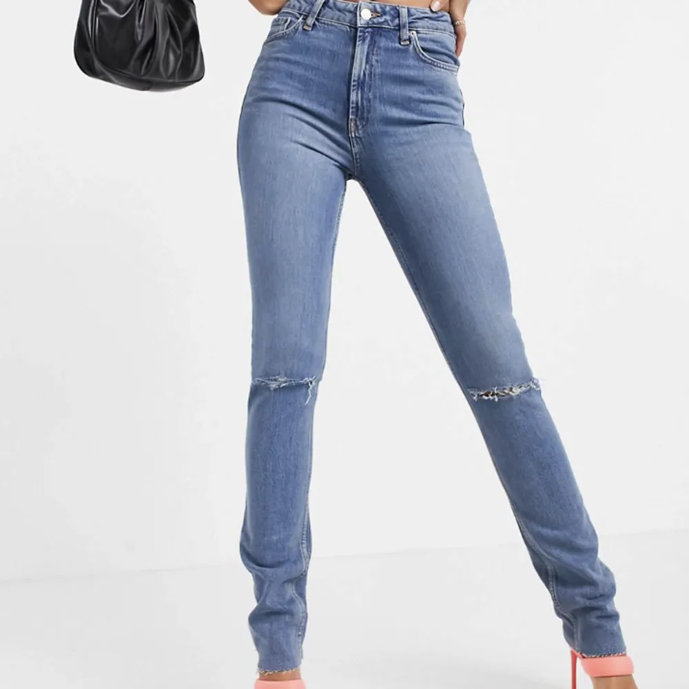 Säljer dessa otroligt snygga mellanblå skinny jeans i vintage-stil med mellanhög midja och revor i storlek W36/L36. Använda 2 gånger.. Jeans & Byxor.