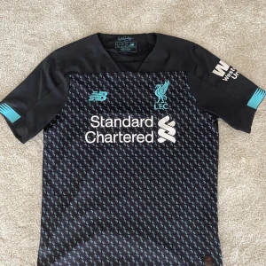 Liverpool 19/20 third kit - Tröjan är från samma säsong som Liverpool vann Premier League  En fantastisk tröja med bra kvalitet