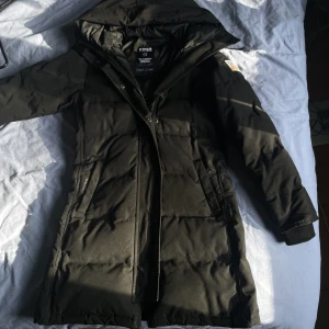 Svea Ida jacket  - Säljer min Svea Ida Jacket. Använd två vintrar. Inköpt för ca 3000kr, säljer billigt då jag använt den flitigt.