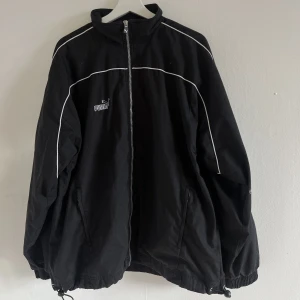 VINTAGE jacka puma Storlek L  - Vintage jacka från puma. Den är oversize, storlek L. Den sitter bra på en L men passar även S och M.