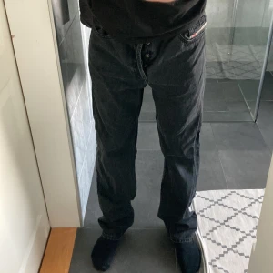 diesel jeans äkta - Ett par diesel jeans som är jätte fräscha och äkta. Har tyvärr inte kvitto. Personen på bilden är ungefär 185 cm lång. Måtten på byxan är W30 L34. Nypris på dem här är 2000 kr.