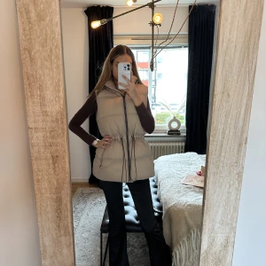 Stronger väst - Superfin stronger väst i beige grå. Storlek S. Som ny. Lika fin öppen som stängd. 