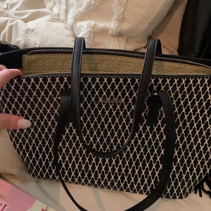 By Malene Birger väska  - Väska som liknar Malene Birger både i mönstret och i storleken💞aldrig använd så den är alltså i nyskick. Bara att skriva privat om du vill ha fler bilder! 💞