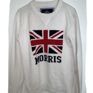 Morris stickad tröja - Stickad Morris tröja Skick: 6/10 (fläck och sönder på ena armen se bild 3, liten fläck på andra armen) Nypris: 1000kr Säljer för att den är för liten
